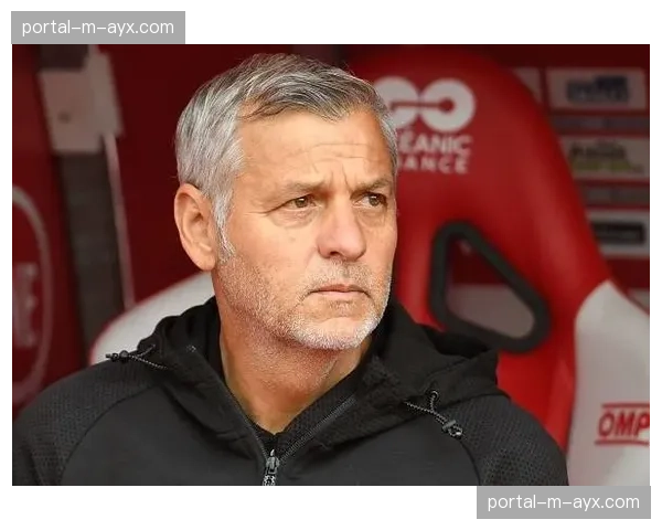 官方：前里昂功勋主帅热内西奥与雷恩续约两年