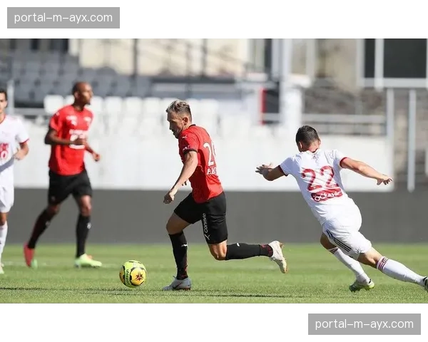 前巴黎圣日耳曼体育总监莱昂纳多现身布雷斯特主场，引发转会猜测